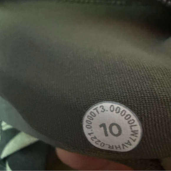 LULULEMON Green Camo 2.5” Speed Up Shorts - Picture 3 of 4